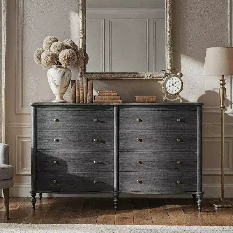 Commode vintage galbée en chêne noir/clair avec 8 tiroirs, Rangement de chambre à coucher avec poignées en bronze