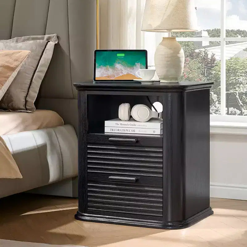 Table de chevet cannelée avec station de recharge, Table de nuit moderne avec 2 tiroirs et étagère ouverte, Table d'appoint pour salon, chambre à coucher, bureau à domicile