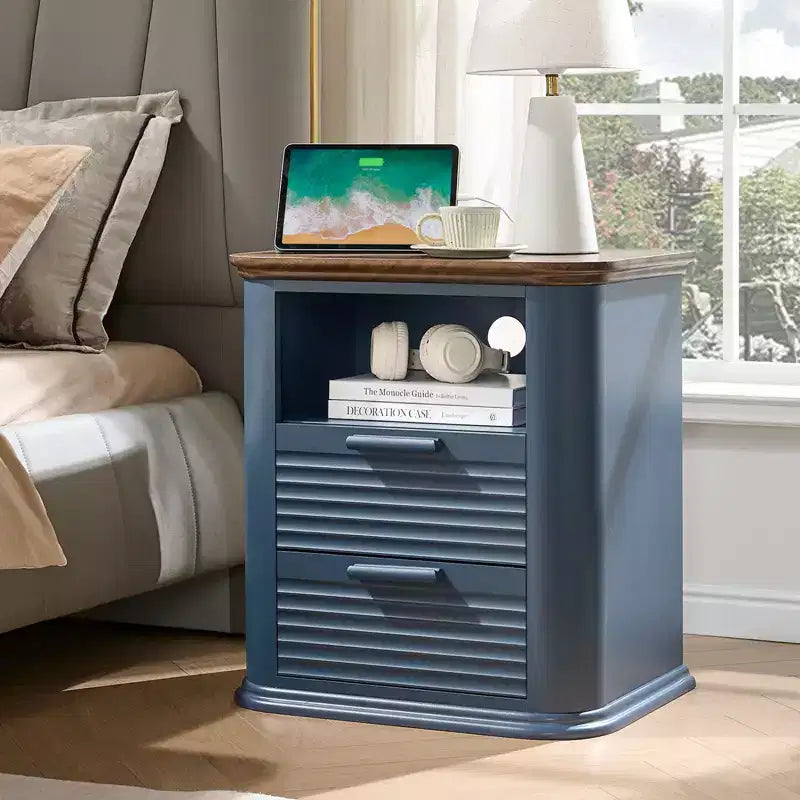 Table de chevet cannelée avec station de recharge, Table de nuit moderne avec 2 tiroirs et étagère ouverte, Table d'appoint pour salon, chambre à coucher, bureau à domicile
