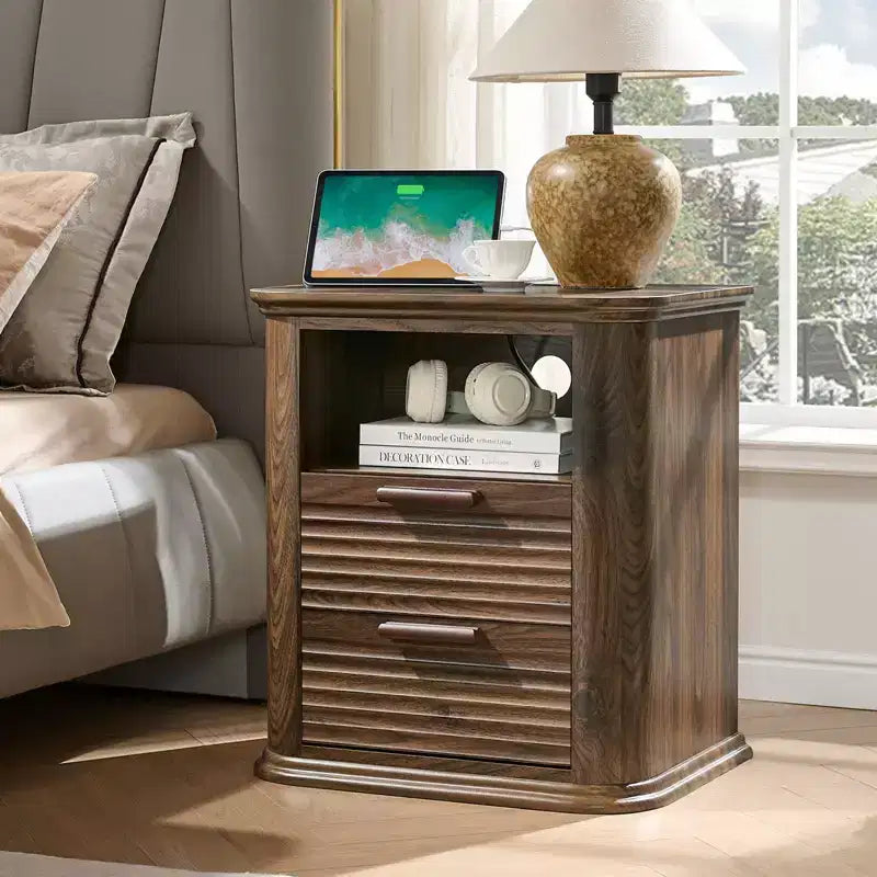 Table de chevet cannelée avec station de recharge, Table de nuit moderne avec 2 tiroirs et étagère ouverte, Table d'appoint pour salon, chambre à coucher, bureau à domicile