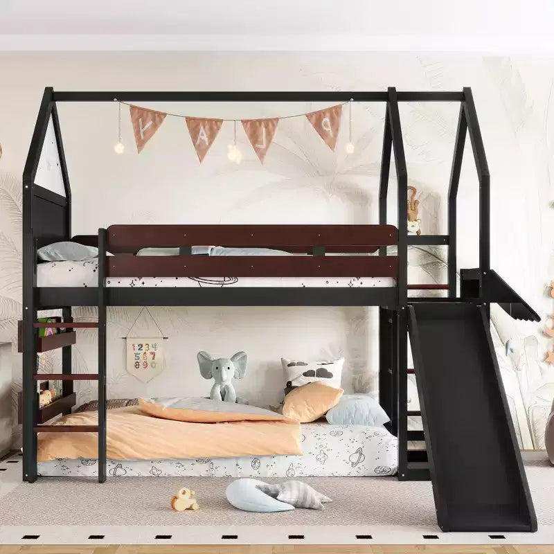 Lit mezzanine cabane avec étagère et toboggan, cadre en bois massif avec barrières de sécurité pour enfants