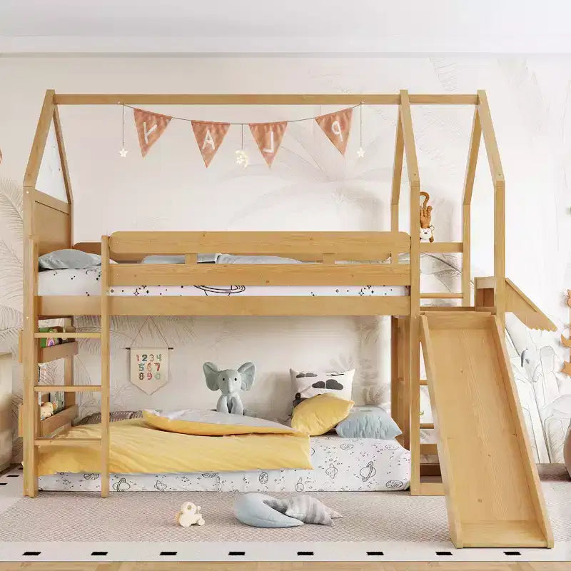 Lit mezzanine cabane avec étagère et toboggan, cadre en bois massif avec barrières de sécurité pour enfants
