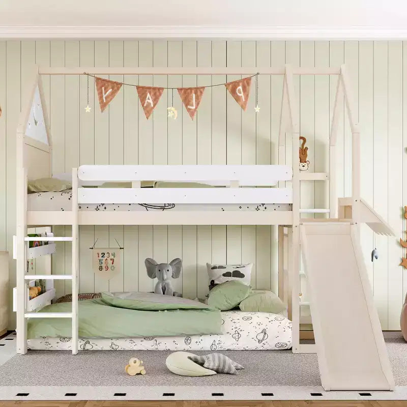 Lit mezzanine cabane avec étagère et toboggan, cadre en bois massif avec barrières de sécurité pour enfants