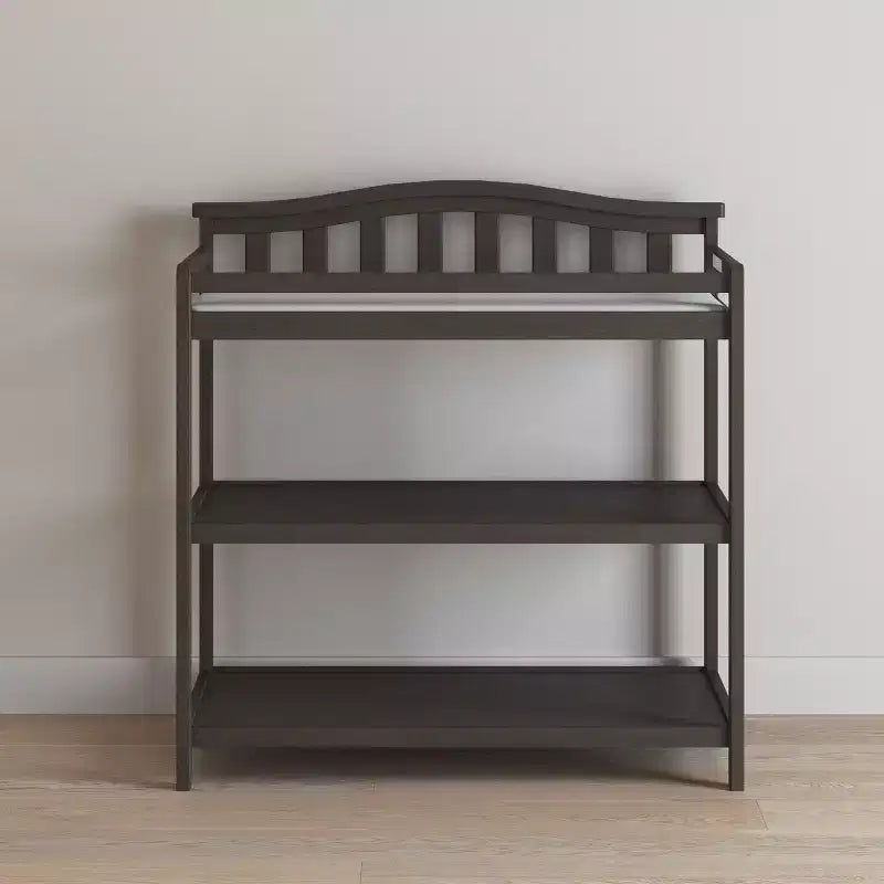 Table à langer pour bébé avec dessus en arc, matelas résistant à l'eau et sangle de sécurité, kit anti-basculement inclus, finition sans danger pour bébé