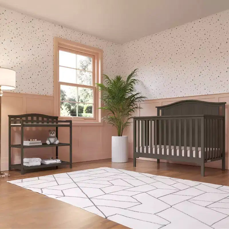 Table à langer pour bébé avec dessus en arc, matelas résistant à l'eau et sangle de sécurité, kit anti-basculement inclus, finition sans danger pour bébé