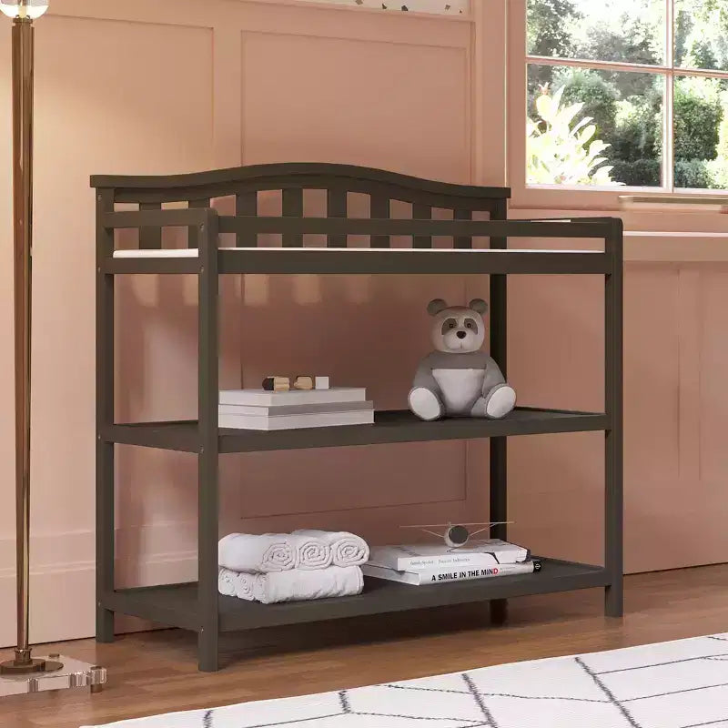 Table à langer pour bébé avec dessus en arc, matelas résistant à l'eau et sangle de sécurité, kit anti-basculement inclus, finition sans danger pour bébé