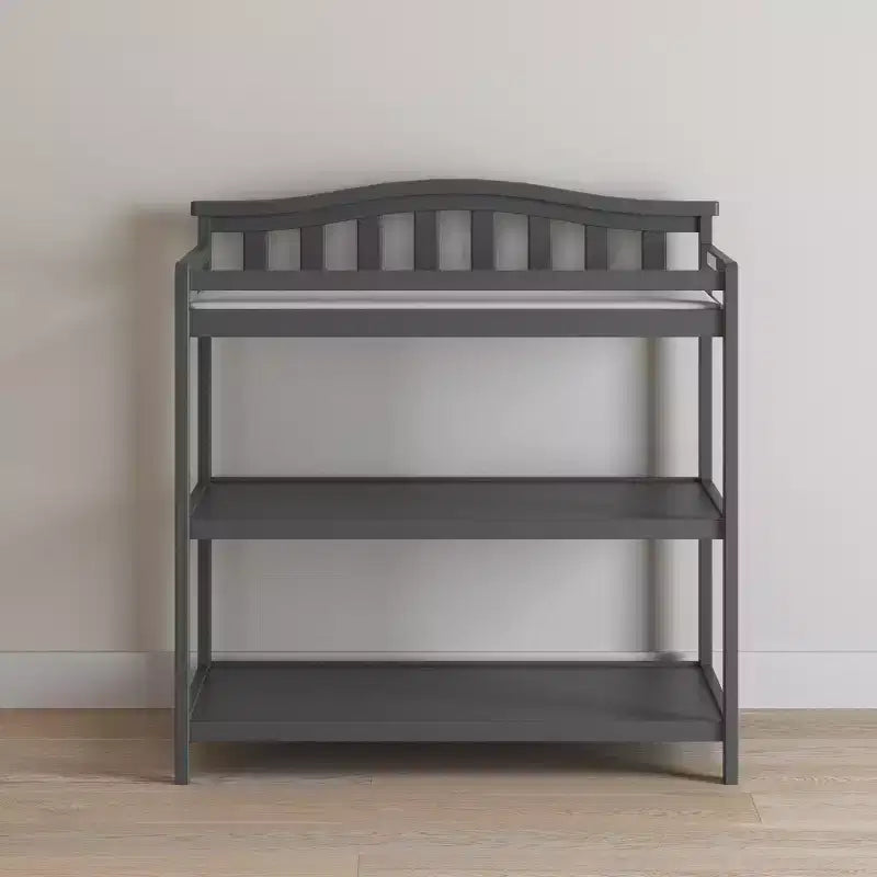 Table à langer pour bébé avec dessus en arc, matelas résistant à l'eau et sangle de sécurité, kit anti-basculement inclus, finition sans danger pour bébé