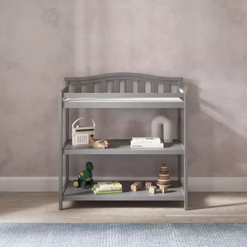Table à langer pour bébé avec dessus en arc, matelas résistant à l'eau et sangle de sécurité, kit anti-basculement inclus, finition sans danger pour bébé
