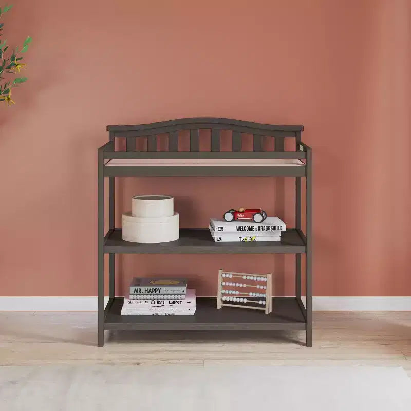 Table à langer pour bébé avec dessus en arc, matelas résistant à l'eau et sangle de sécurité, kit anti-basculement inclus, finition sans danger pour bébé
