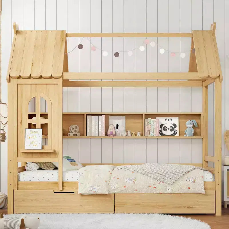 Lit cabane avec tiroirs de rangement et fenêtre, en bois massif avec étagères, blanc clair