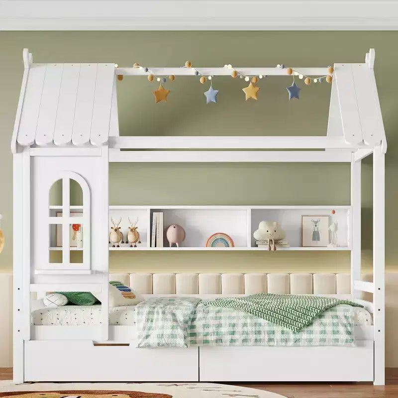 Lit cabane avec tiroirs de rangement et fenêtre, en bois massif avec étagères, blanc clair